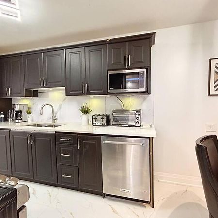 Super Luxury Family Home - 3 Bedrooms, 1 Full Bathroom And 1 Half Washroom With Free Parking, Wifi, Netflix 多伦多 外观 照片