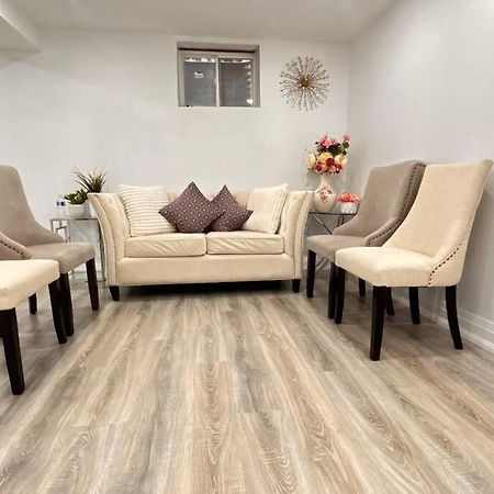 Super Luxury Family Home - 3 Bedrooms, 1 Full Bathroom And 1 Half Washroom With Free Parking, Wifi, Netflix 多伦多 外观 照片