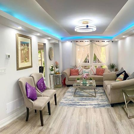 Super Luxury Family Home - 3 Bedrooms, 1 Full Bathroom And 1 Half Washroom With Free Parking, Wifi, Netflix 多伦多 外观 照片