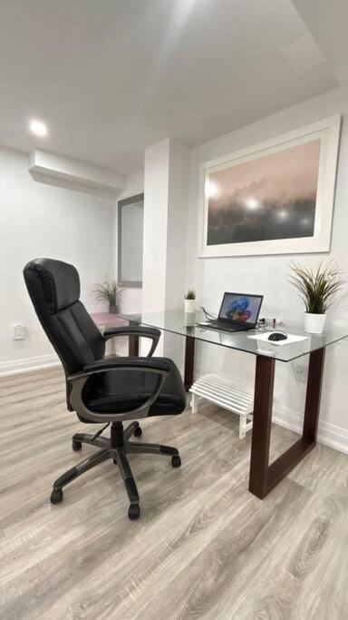 Super Luxury Family Home - 3 Bedrooms, 1 Full Bathroom And 1 Half Washroom With Free Parking, Wifi, Netflix 多伦多 外观 照片