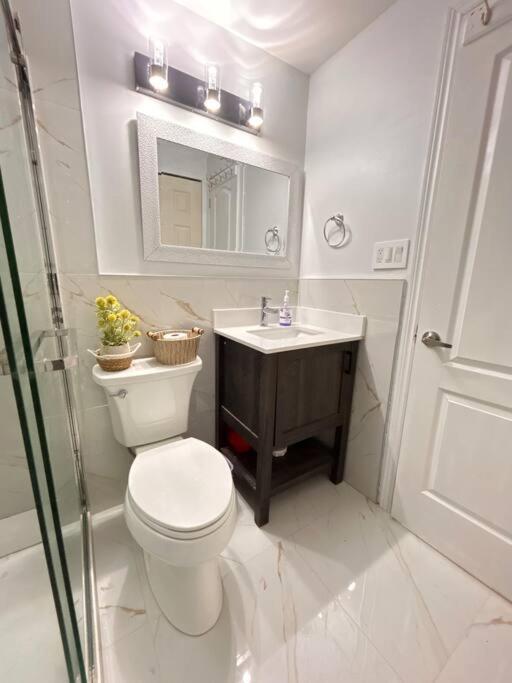 Super Luxury Family Home - 3 Bedrooms, 1 Full Bathroom And 1 Half Washroom With Free Parking, Wifi, Netflix 多伦多 外观 照片