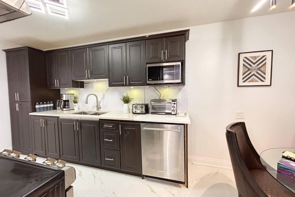 Super Luxury Family Home - 3 Bedrooms, 1 Full Bathroom And 1 Half Washroom With Free Parking, Wifi, Netflix 多伦多 外观 照片