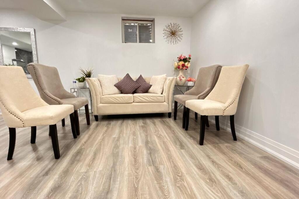 Super Luxury Family Home - 3 Bedrooms, 1 Full Bathroom And 1 Half Washroom With Free Parking, Wifi, Netflix 多伦多 外观 照片