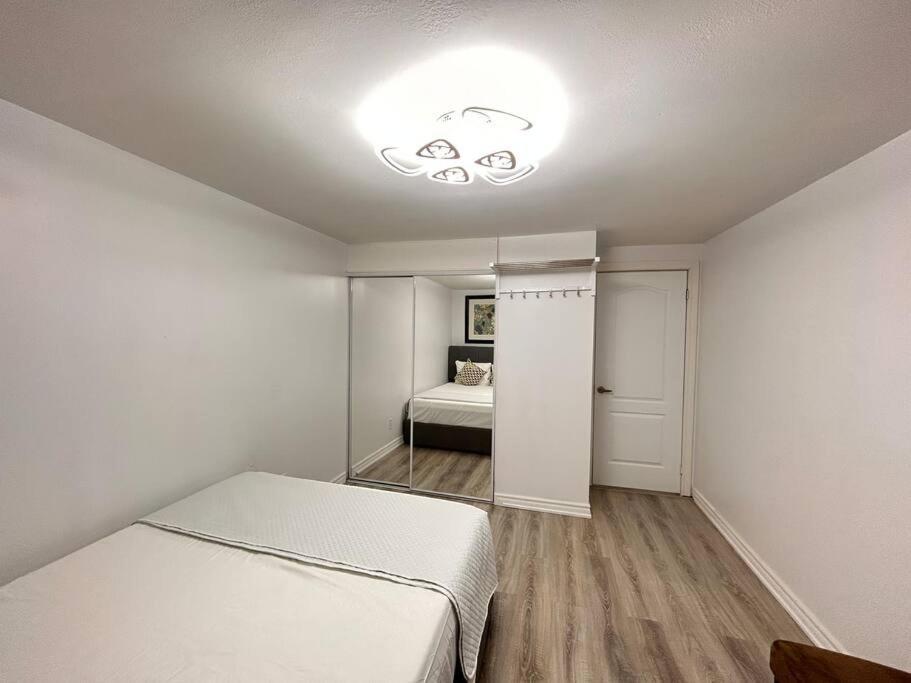 Super Luxury Family Home - 3 Bedrooms, 1 Full Bathroom And 1 Half Washroom With Free Parking, Wifi, Netflix 多伦多 外观 照片