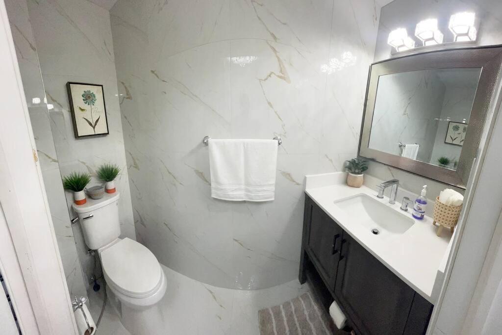 Super Luxury Family Home - 3 Bedrooms, 1 Full Bathroom And 1 Half Washroom With Free Parking, Wifi, Netflix 多伦多 外观 照片
