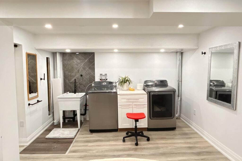 Super Luxury Family Home - 3 Bedrooms, 1 Full Bathroom And 1 Half Washroom With Free Parking, Wifi, Netflix 多伦多 外观 照片