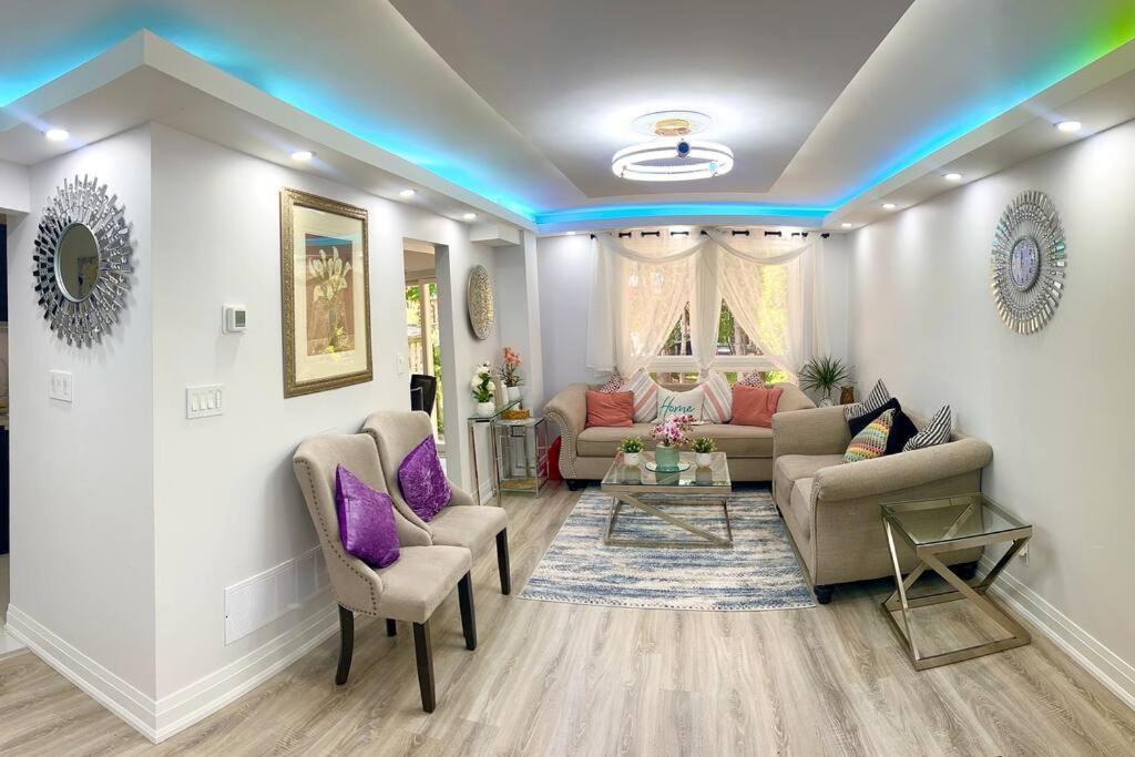 Super Luxury Family Home - 3 Bedrooms, 1 Full Bathroom And 1 Half Washroom With Free Parking, Wifi, Netflix 多伦多 外观 照片