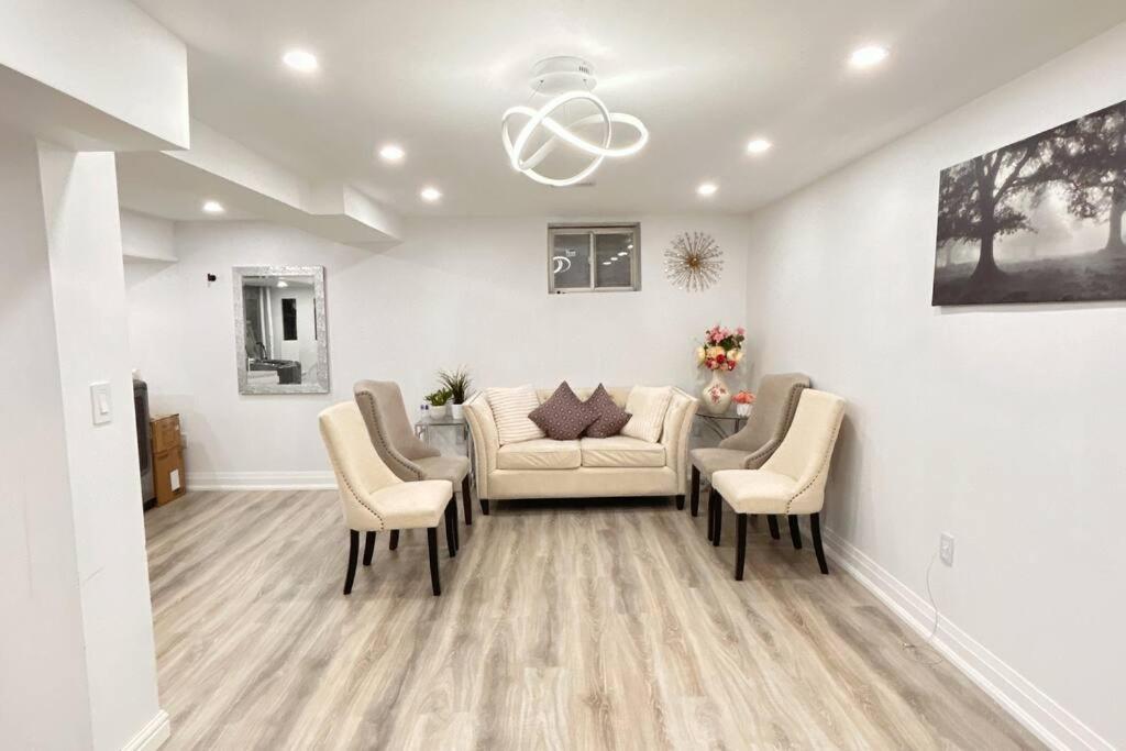 Super Luxury Family Home - 3 Bedrooms, 1 Full Bathroom And 1 Half Washroom With Free Parking, Wifi, Netflix 多伦多 外观 照片