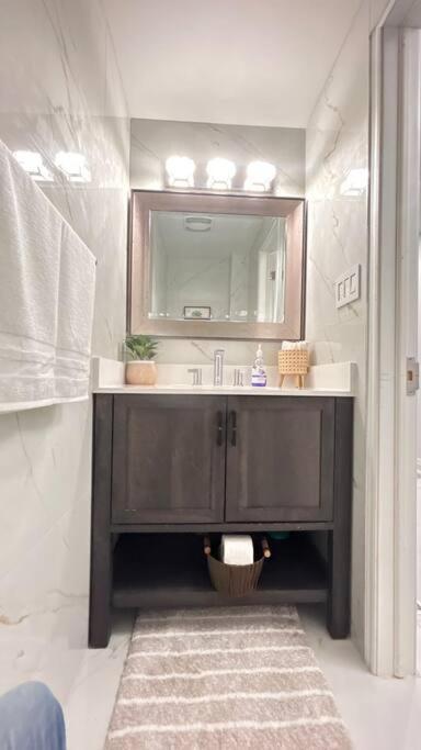 Super Luxury Family Home - 3 Bedrooms, 1 Full Bathroom And 1 Half Washroom With Free Parking, Wifi, Netflix 多伦多 外观 照片