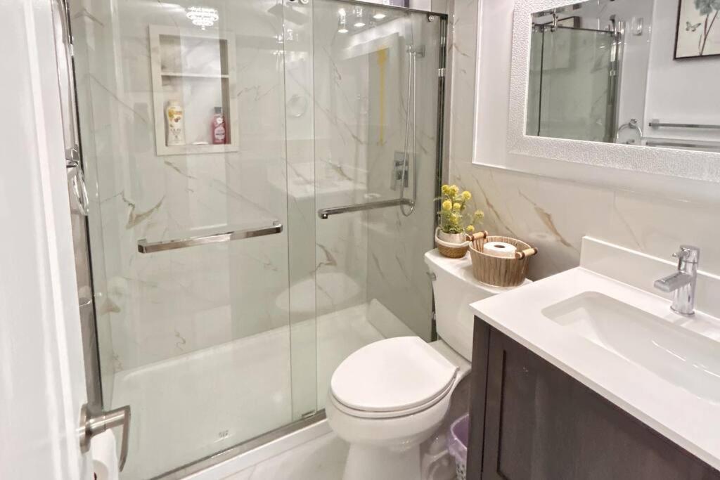 Super Luxury Family Home - 3 Bedrooms, 1 Full Bathroom And 1 Half Washroom With Free Parking, Wifi, Netflix 多伦多 外观 照片