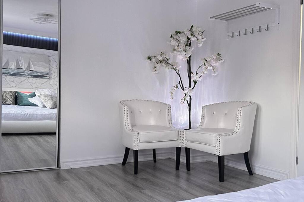 Super Luxury Family Home - 3 Bedrooms, 1 Full Bathroom And 1 Half Washroom With Free Parking, Wifi, Netflix 多伦多 外观 照片