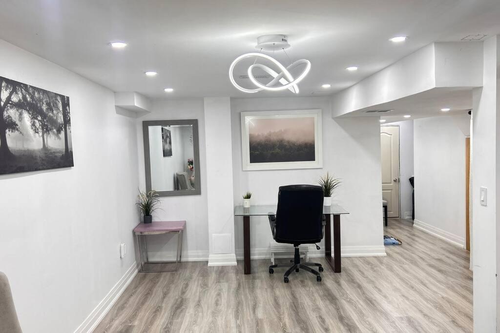 Super Luxury Family Home - 3 Bedrooms, 1 Full Bathroom And 1 Half Washroom With Free Parking, Wifi, Netflix 多伦多 外观 照片