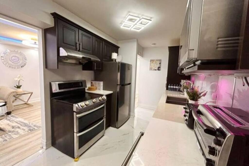 Super Luxury Family Home - 3 Bedrooms, 1 Full Bathroom And 1 Half Washroom With Free Parking, Wifi, Netflix 多伦多 外观 照片