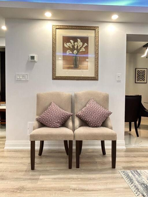Super Luxury Family Home - 3 Bedrooms, 1 Full Bathroom And 1 Half Washroom With Free Parking, Wifi, Netflix 多伦多 外观 照片