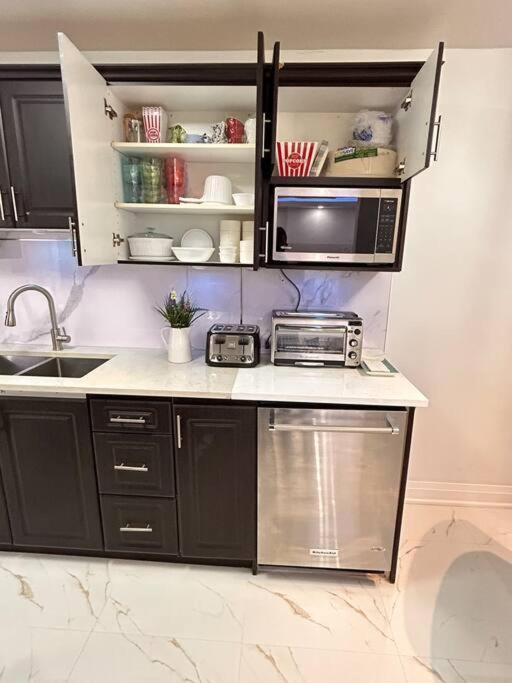 Super Luxury Family Home - 3 Bedrooms, 1 Full Bathroom And 1 Half Washroom With Free Parking, Wifi, Netflix 多伦多 外观 照片