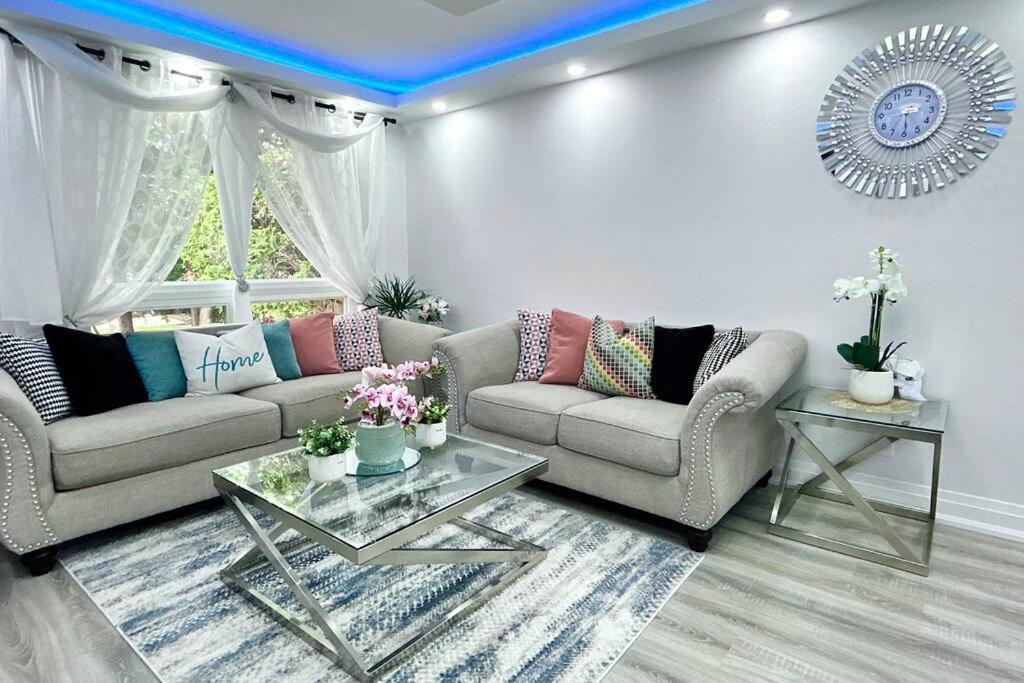 Super Luxury Family Home - 3 Bedrooms, 1 Full Bathroom And 1 Half Washroom With Free Parking, Wifi, Netflix 多伦多 外观 照片